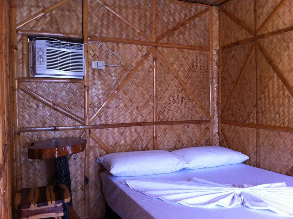 Bamboo House Beach Lodge & Restaurant Puerto Galera Buitenkant foto